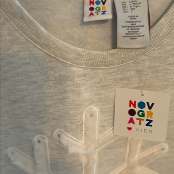 Novogratz long sleeved light gray snowflake top size 6x NWT - Picture 4 of 9
